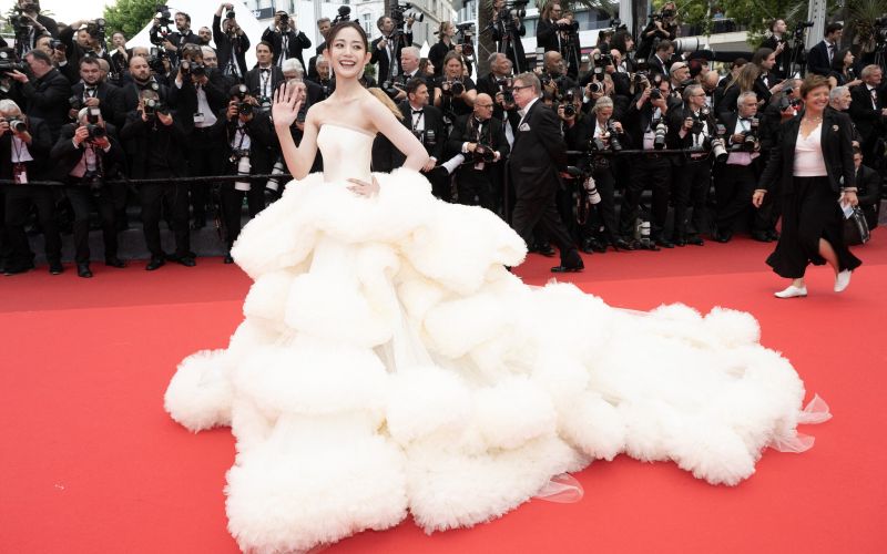 Wan QianHui, Cannes - Kitajska igralka Wan QianHui je kljub novim pravilom prišla v razkošni obleki