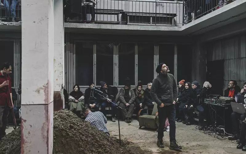 Stadion kot oder spomina: Predstava 1976 obuja noč, ko je Novo Gorico stresel potres – in prebivalci spali pod zvezdami.