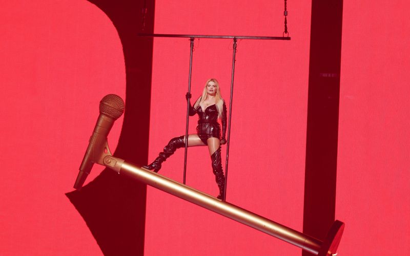 Kar nekaj težavic je imela z letečim mikrofonom finska Erika. Med generalko niso bile pravočasno pri