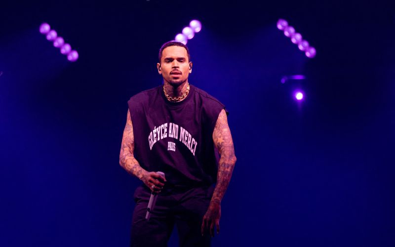 Chris Brown - Chrisa Browna so aretirali zaradi suma fizičnega napada na glasbenega producenta.