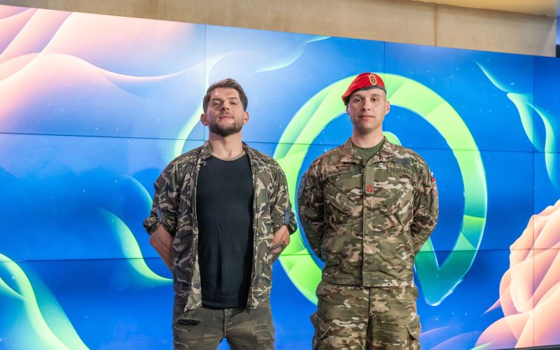 Takole strumno sta se postavila vojaka Klemen in Denis.