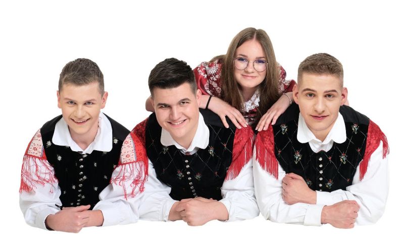 Po uspešnem nastopu na Alpskem večeru, Vetrnjaki s prvim valčkom