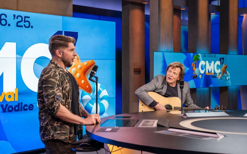 Daniel je zapel, Klemen ga je spremljal. Bolj po tiho.