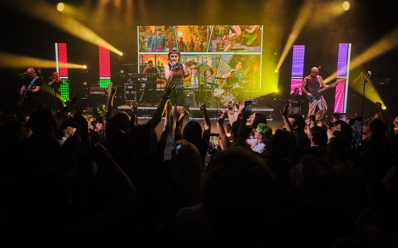 Tabu - Oboževalci so navdušeno peli stare in nove pesmi.