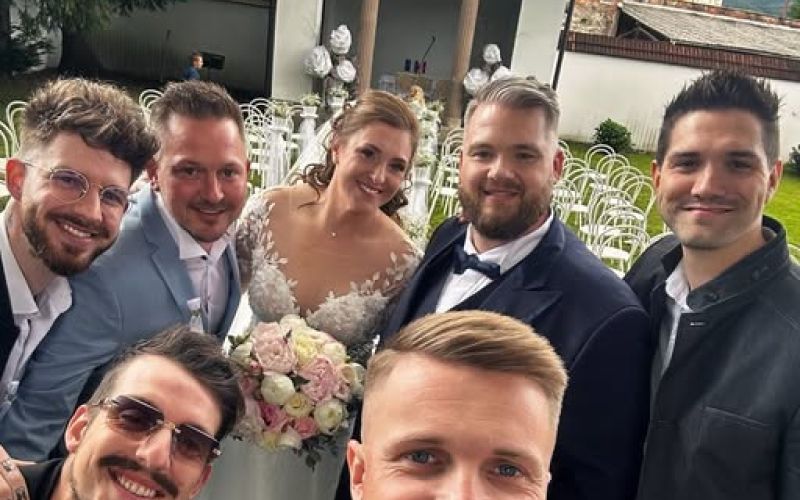 Poskočni Martin Juhart je skočil pred oltar! Blaž Švab v vlogi priče.