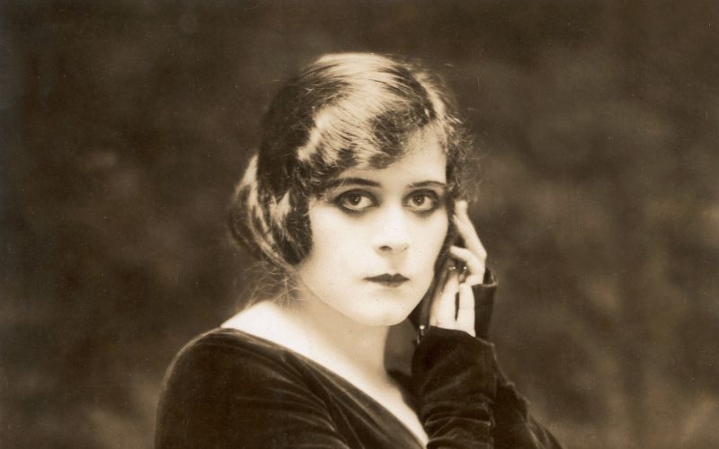 Theda Bara 1910 - bila je ena prvih igralk v nemih filmih in sploh prvi veliki seks simbol filmske i