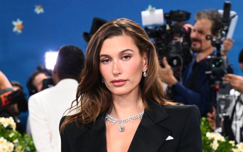 Hailey Bieber (3).jpg