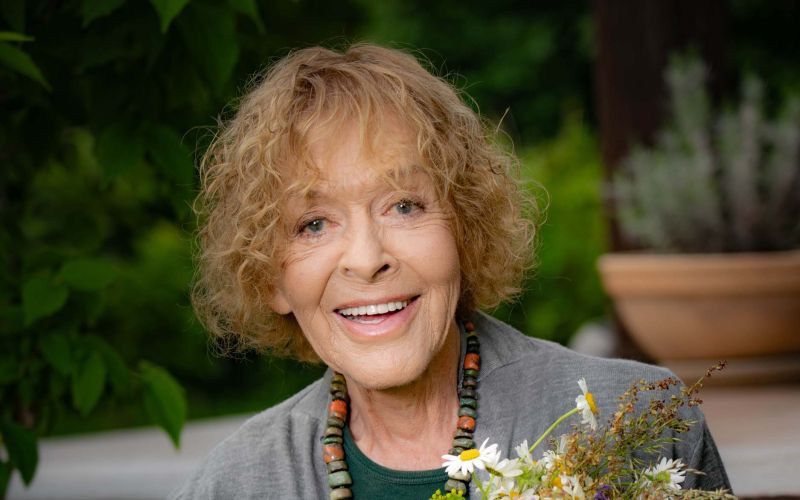 naslovnica milena zupancic - foto simen.jpg