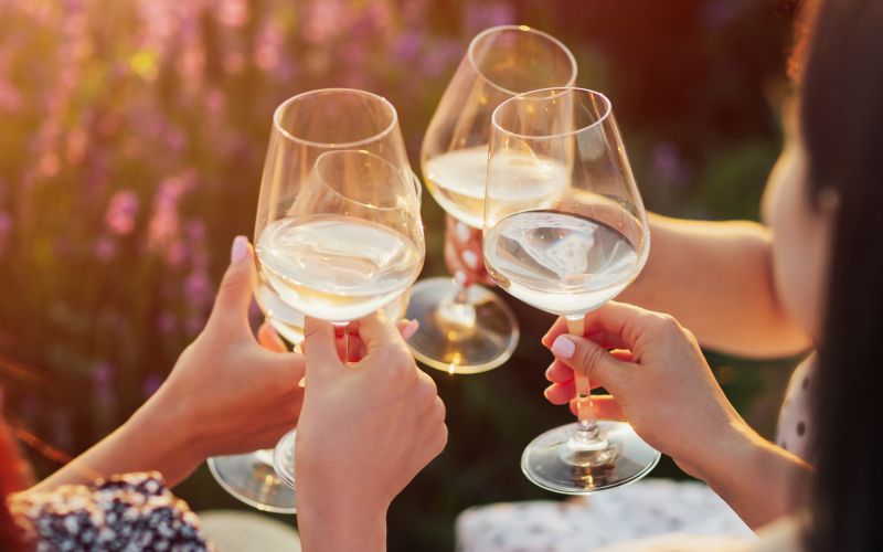 peneče vino v kozarcih