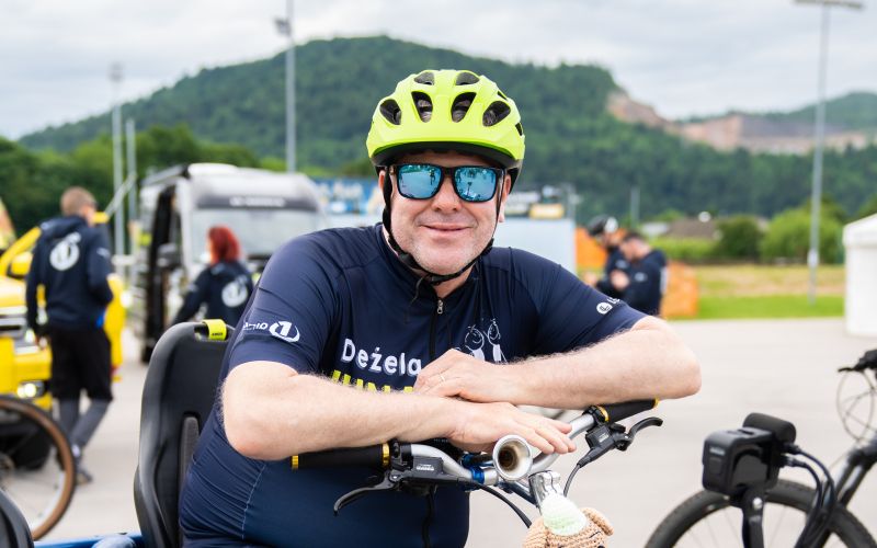 Miha Deželak, Deželak junak, Dežela junakov