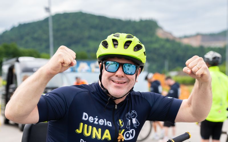 Miha Deželak med dobrodelno etapo Dežele junakov – nasmeh in dvignjeni pesti za otroke