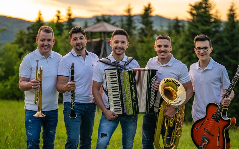 Mladi korenjaki pojejo o dekletu, ob kateri zavre kri