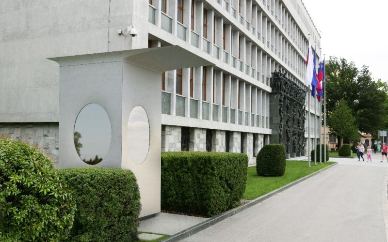 Podoba-nove-strazarske-hiske-v-Ljubljani__FitMaxWzIwMDAsMjAwMCwiY2UyZjNjNGVlNCJd.jpg
