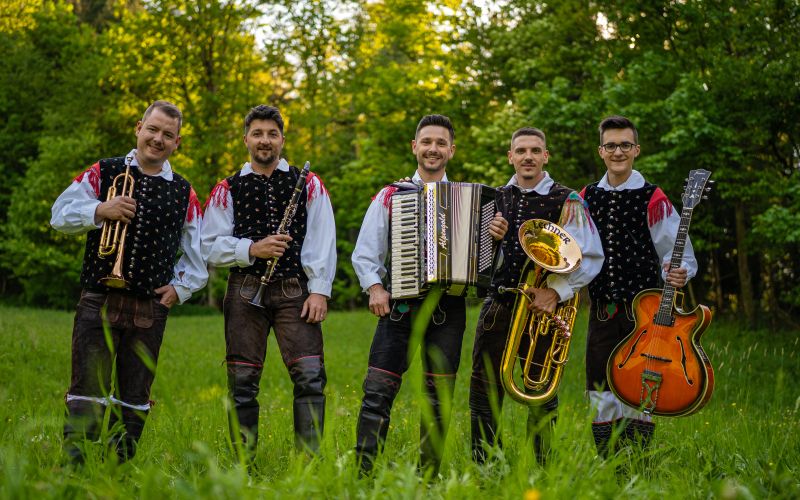 Mladi korenjaki prihajajo iz Štajerske in na slovenski glasbeni sceni delujejo že od leta 2006.