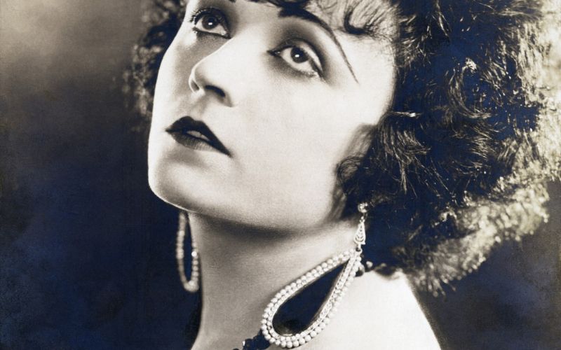 Pola Negri velja za prvo mednarodno zvezdnico in prvo Evropejko, ki je postala kraljica nemega Holly