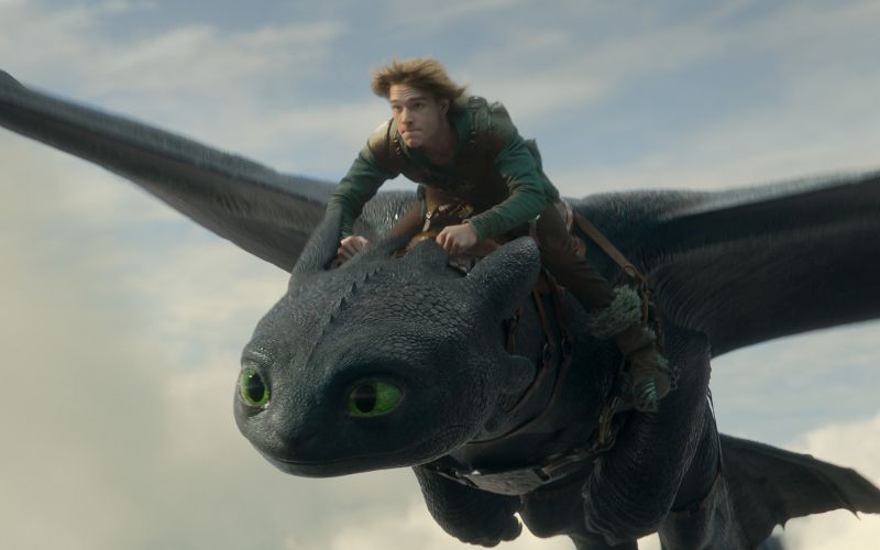 Kako izuriti svojega zmaja - Glavnega junaka Vikija je zaigral Mason Thames.