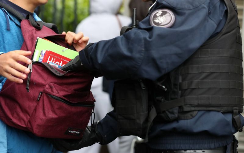 francoska policija, pregledovanje torb.jpg
