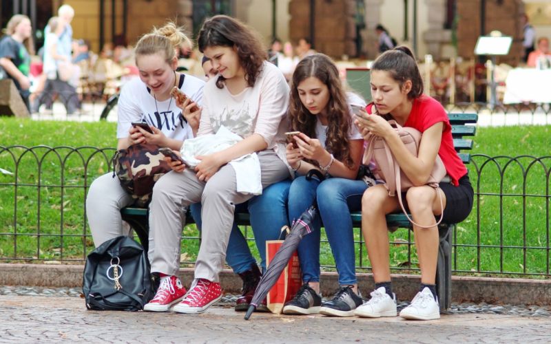 941304_12-_mladina_telefon.jpg