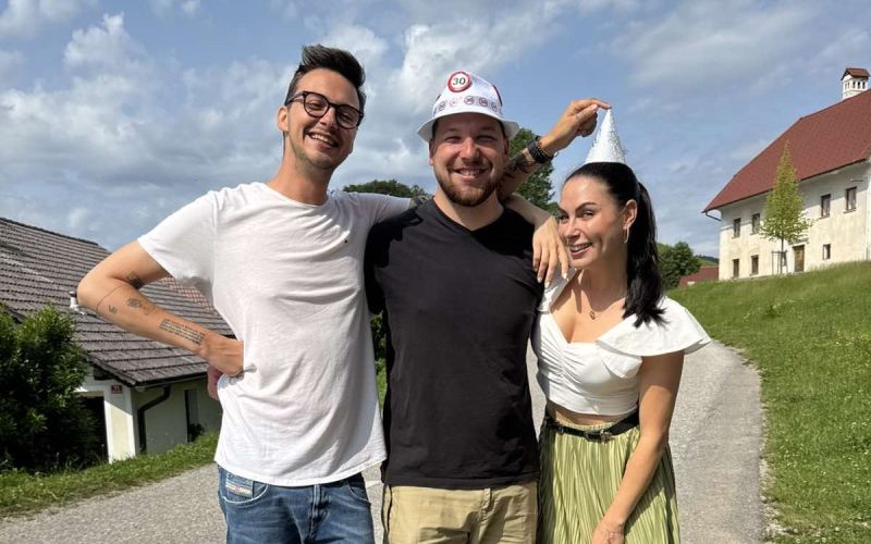 Kakšno lepo presenečenje za rojstni dan – veseljaki so peli po vasi!