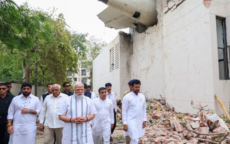 narendra modi, prizorišče letalske nesreče.jpg