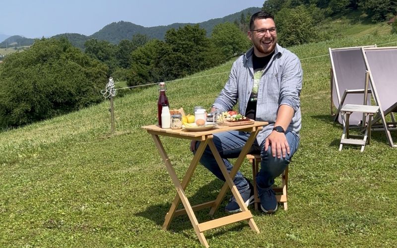 Žiga med snemanjem oddaje Kmetovati je lepo. Očitno res. Snemanje na ekološki kmetiji Kozman, zajtrk