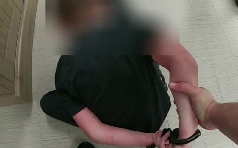 mladoletnik otrok policija lisice kazen