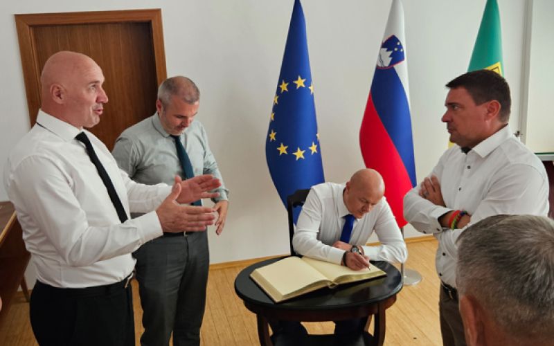 Delegacija mesta Kladanj.png