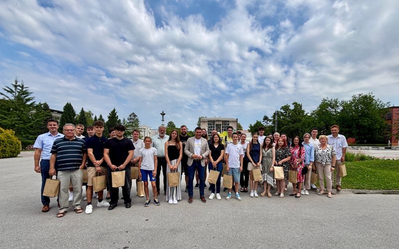 skupinska fotka raziskovalci.jpg