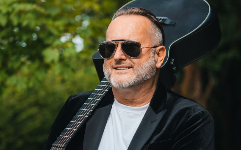 Miki Vlahovič pravi, da za skladbo najprej naredi glasbo, na katero potem poskuša spisati besedilo.