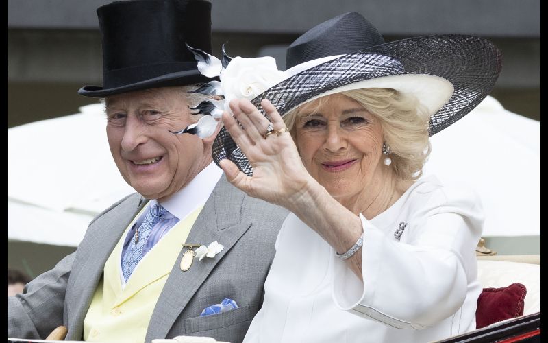 Kralj Karel, kraljica Camilla - Čeprav njegov konj ni zmagal na dirkah, je kralj izredno užival na t