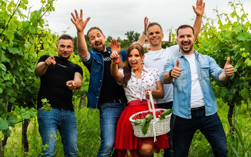 Skupina s ponosom zre na prehojeno pot. Z novo skladbo se poklanjajo prijateljstvu, iskrenim odnosom