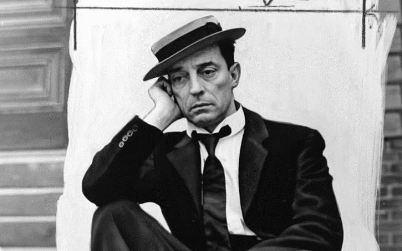 Buster Keaton v svoji znameniti obliki - s kravato, klobučkom in brezizraznim obrazom, nesporno eden