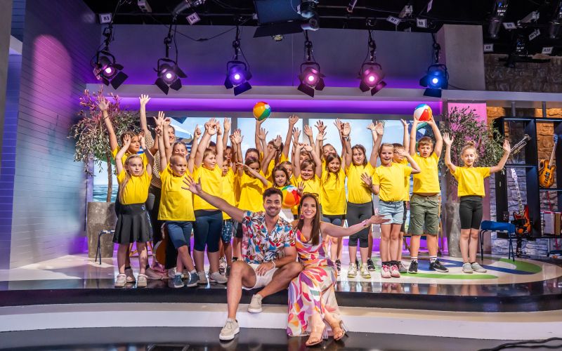 Otroci iz OŠ Sostro, podružnica Besnica, so se veselili skupaj z Martino in Gašperjem.