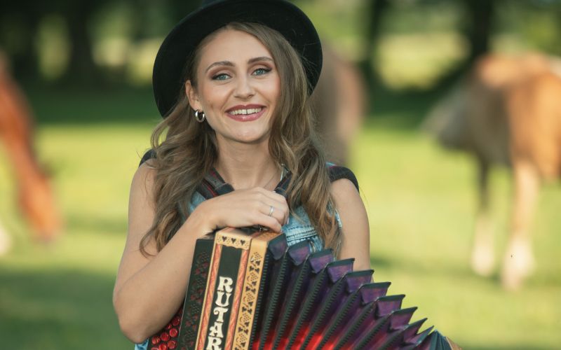 Tjaša Božič: "Kaj mi torbica bo Guči, rajš na polko me zasuči!"