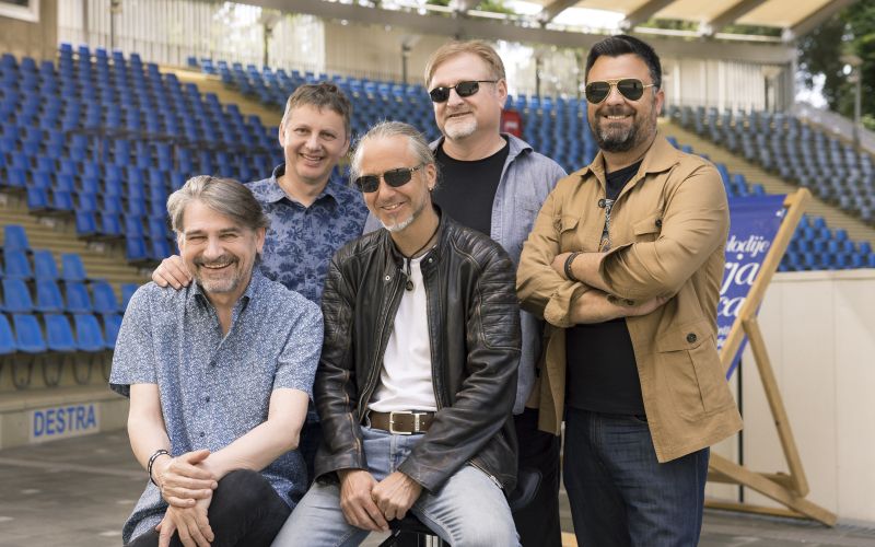 Zasedba Avtomobili praznuje 40 let od izida svoje prve plošče in 42 let obstoja.