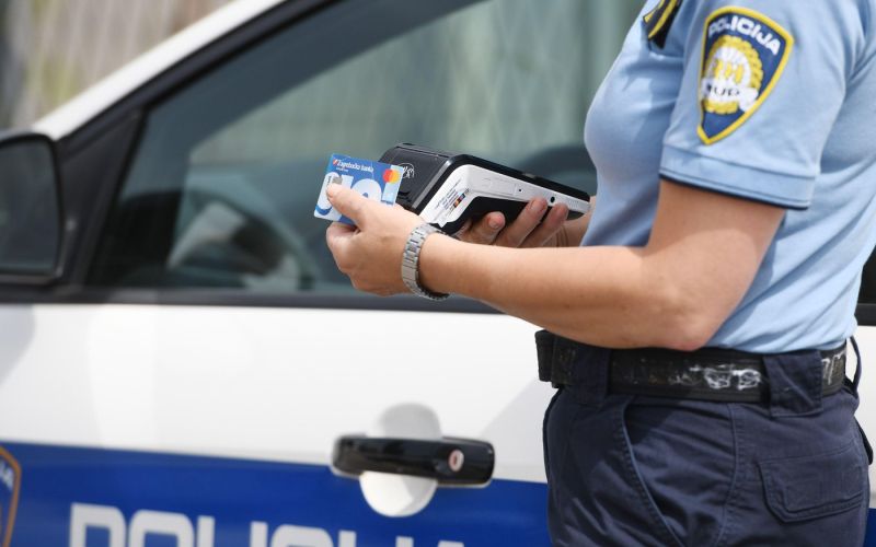 policija hrvaška policajka avto
