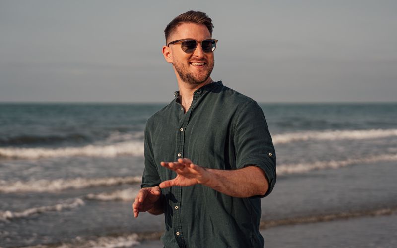 To je skladba, ki diha. Skladba, ki ti sede v telo kot maestral na obali. In skladba, ki poslušalcem