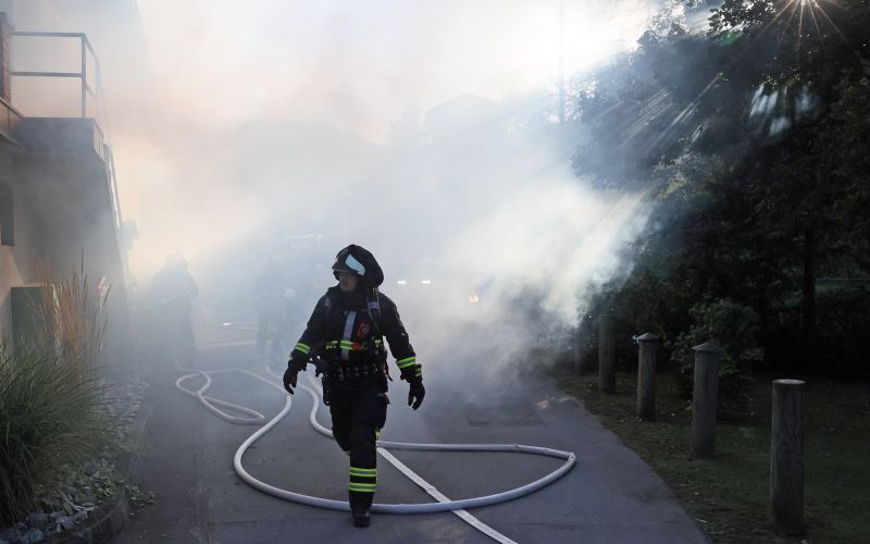 pozar, ostresje-avto-na-strehi