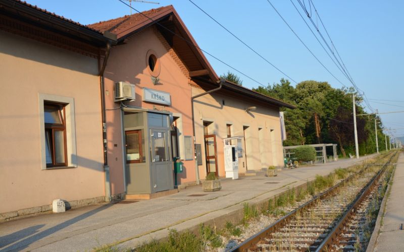 zelezniska-postaja-krsko, umazanija-na-zelezniski-postaji