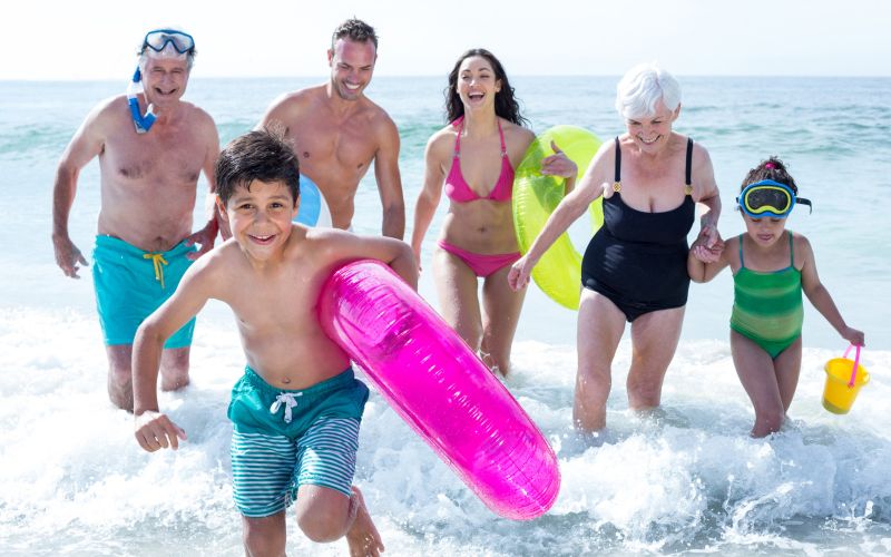 družina na plaži