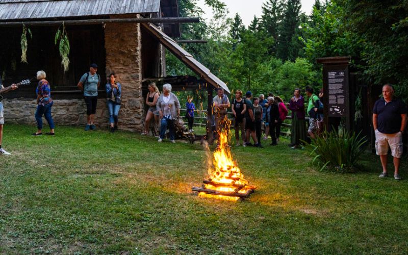 Kresni-ogenj-na-Kavčnikovi-domačiji;-foto-Tanja-Verboten.jpg