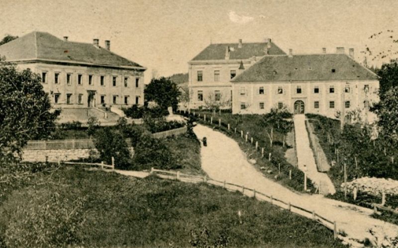 dvorec kamen.jpg