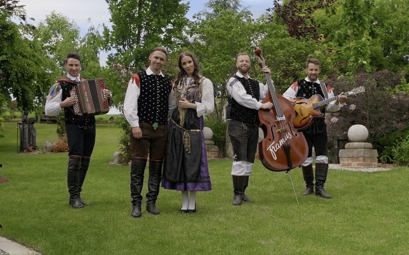 Pesem nas vabi, da se za trenutek ustavimo – in začutimo utrip pomladnih dni.