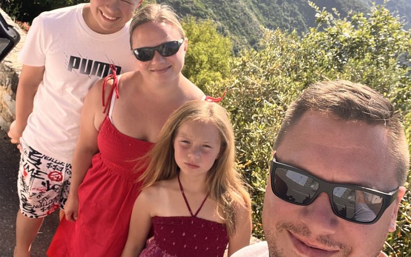 Nejčeva družina je navdušena nad potovanji.