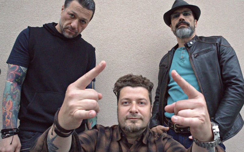 Njihova glasba združuje grunge, indie, post-punk in hard rock – temačno, spevno in energično.