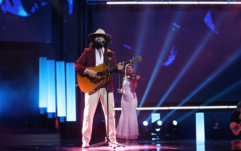 Pesem Več kot beseda je svojo premiero doživela na velikem odru 44. Melodij morja in sonca, kjer je