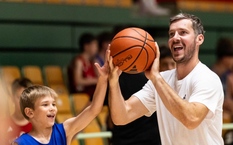 goran-dragic, otroci, kosarka, generali, kosarkarski-camp