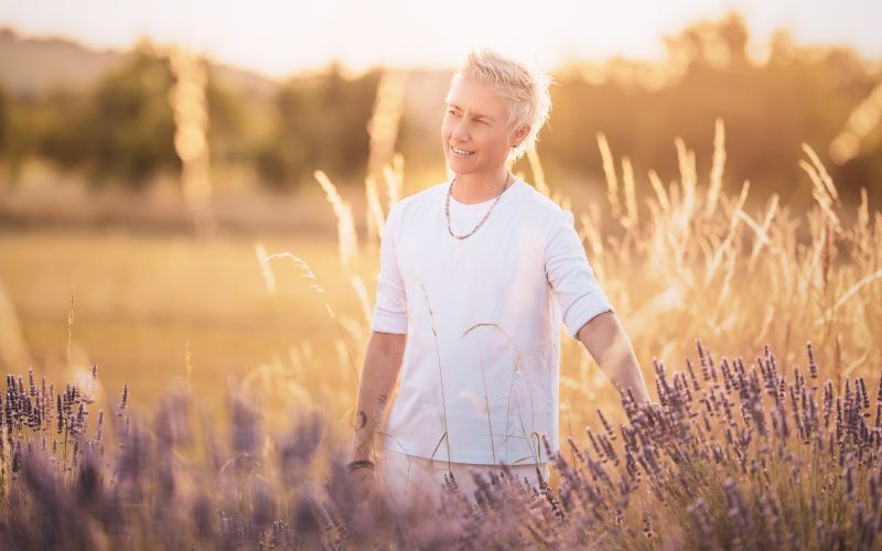 Tatjana Mihelj z novo pesmijo leti k svetlobi v dvojezični orkestralni baladi Senza.