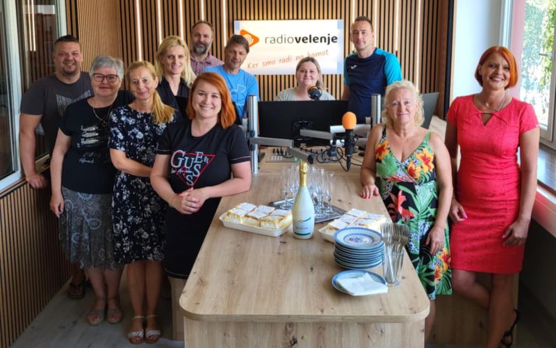 Del ekipe nazdravlja novi pridobitvi