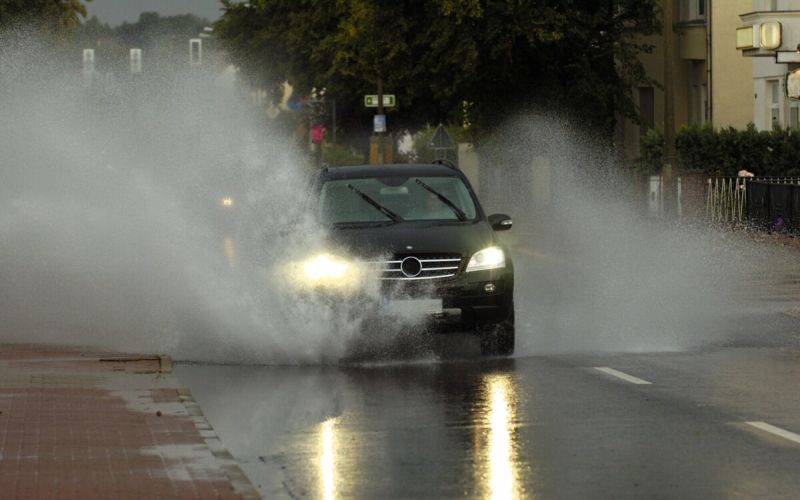 avto v dežju.jpg